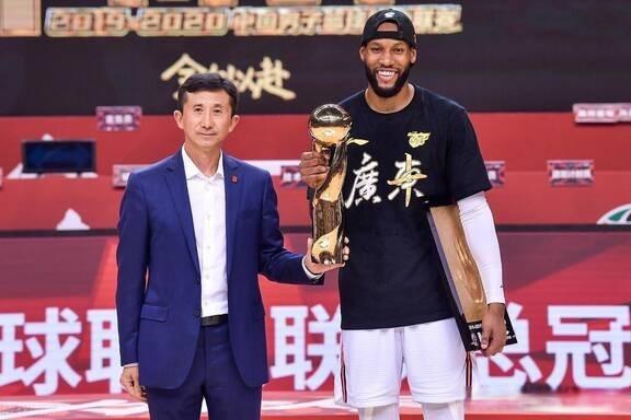 教练智慧战术，带领球队获得胜利