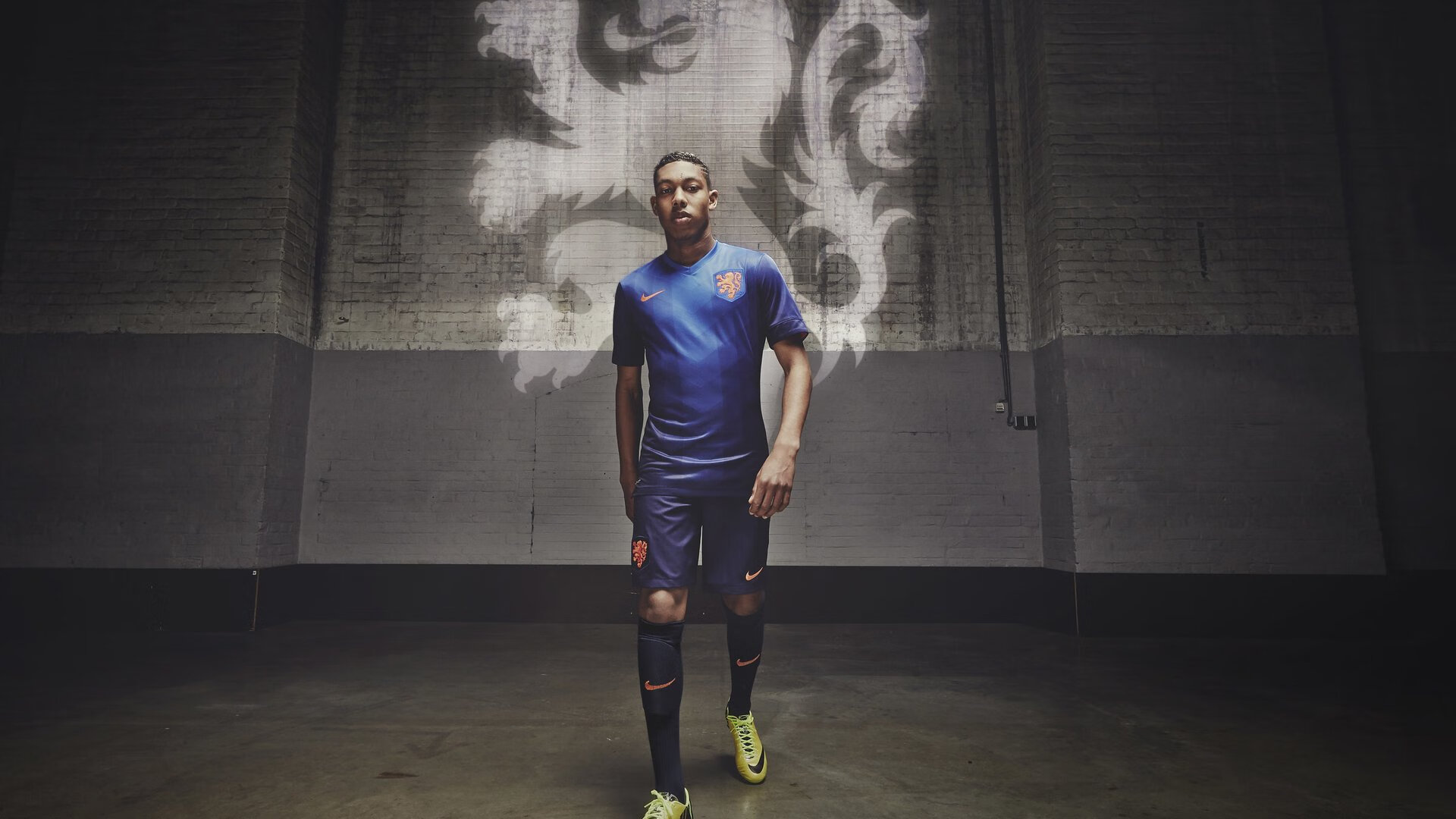 南美高原与伊比利亚半岛的逆转交响，足球何以征服时间与苦难